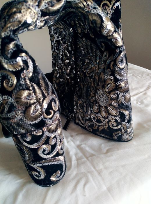 Botas Altas em Veludo com Bordados Luxo (Salto Grosso)