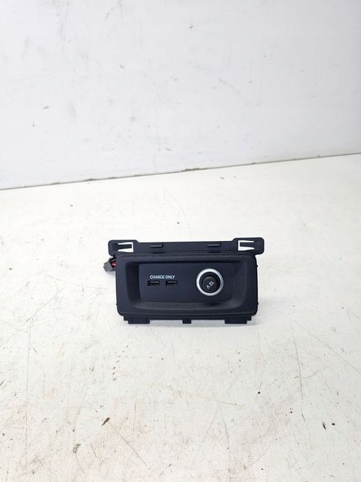 GNIAZDO ZAPALNICZKI PORT USB C ŁADOWARKI AUDI Q5 FY A4 B9 A5 8W 5Q0035726L