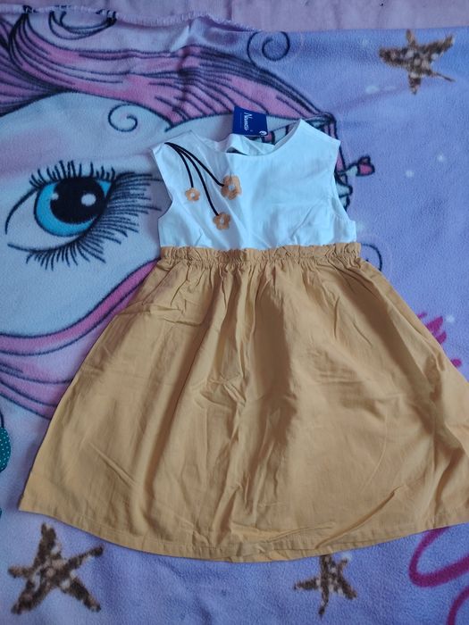 Vendo 3 vestidos menina novos