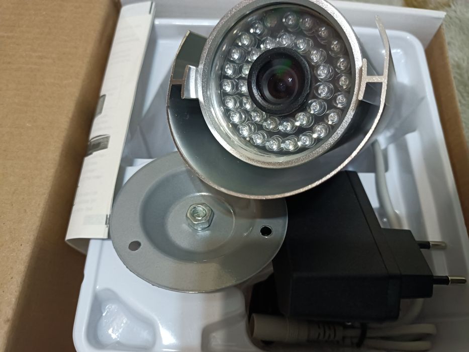 Câmera CCTV+IR c/suporte e fonte de alimentação interior/exterior novo