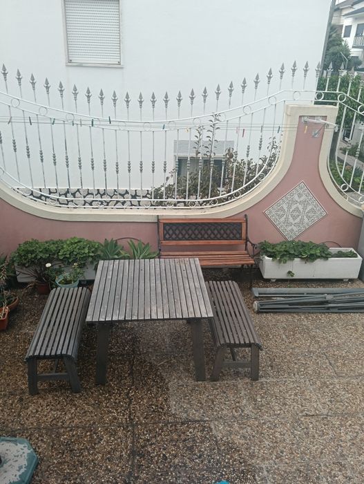 Mesa de jardim com 2 bancos