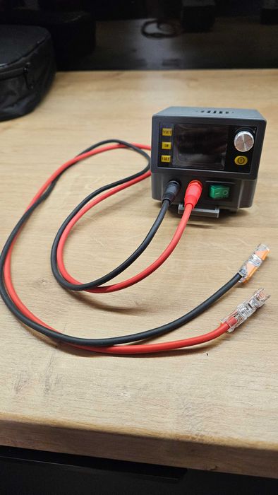 Mobilny zasilacz regulowany 0–36V 6A na akumulator elektronarzędzi