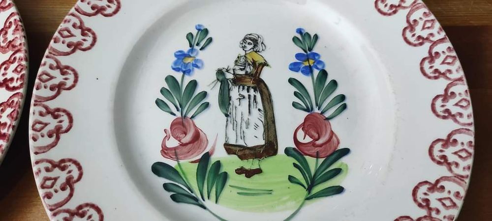Conjunto de pratos franceses, finais do século XIX, pintados à mão