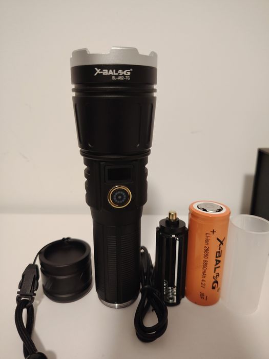Lanterna X-BALOG BL-A52-TG – Alcance 500 m + Powerbank + Compatível AA