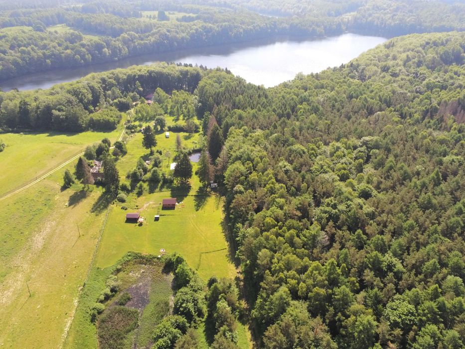 Domki letniskowe nad jeziorem w Poroście