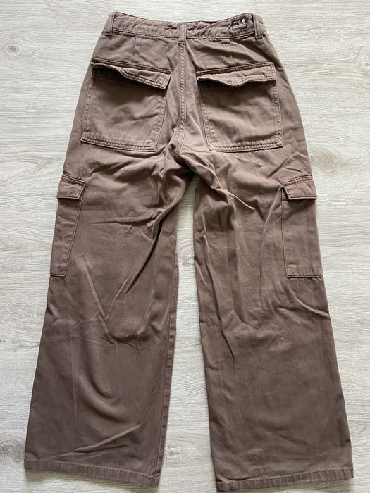 Brązowe spodnie cargo z sznurkami od środka Pull&Bear