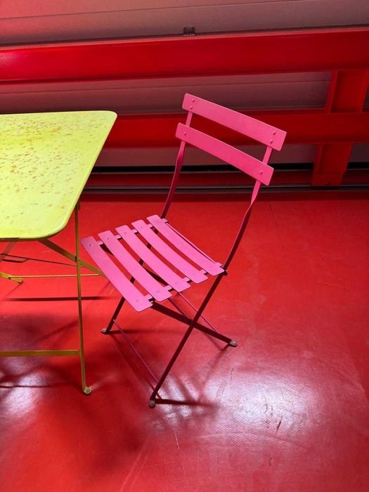 Mesa quadrada 70x70 cm dobrável e 2 cadeiras de jardim em aço