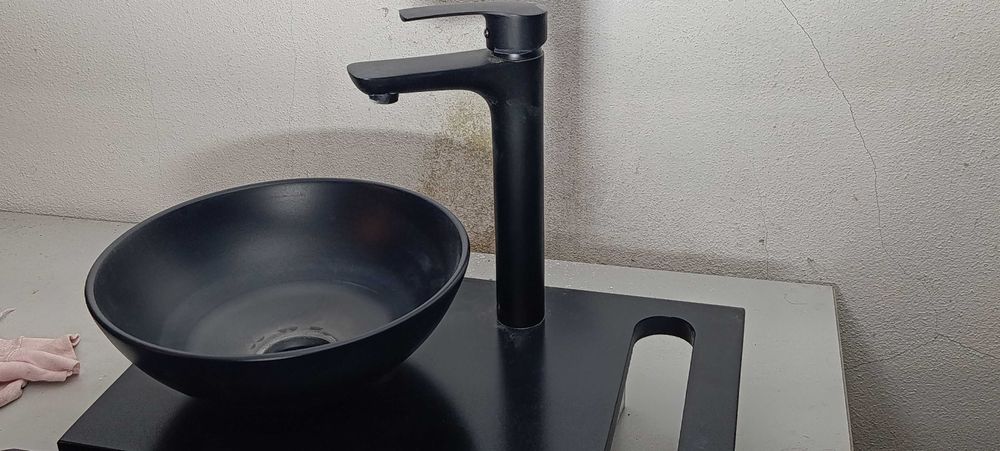 Lavatório com torneira