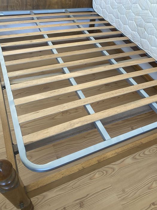 Cama de casal e uma de solteiro