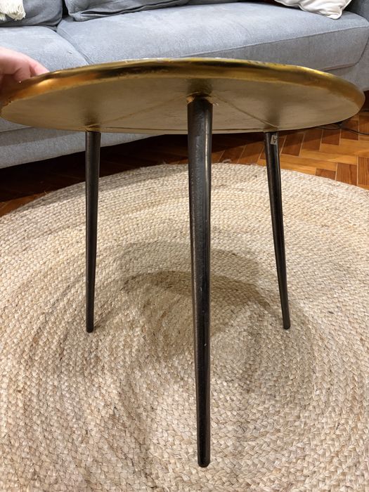 Mesa de centro oval em metal dourado e preto