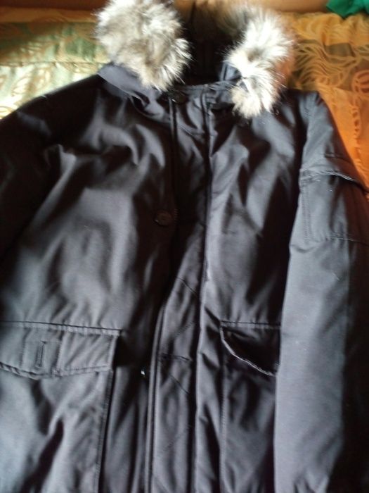 Vários casacos e blusões