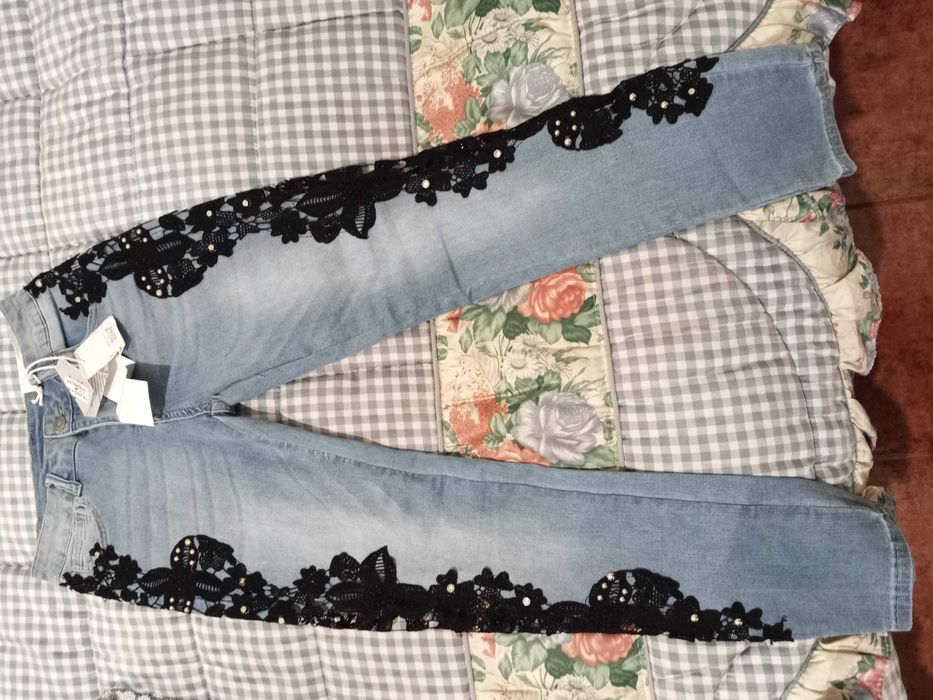 Calça de ganga com renda