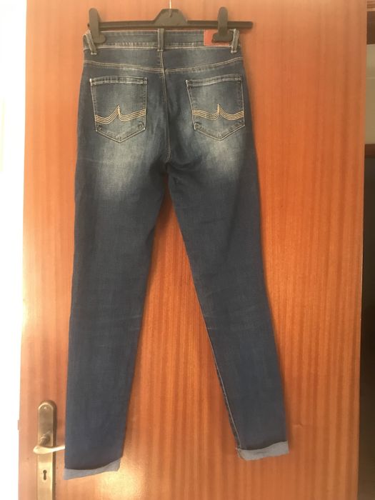 Calca de ganga elastica com rasgos nas pernas