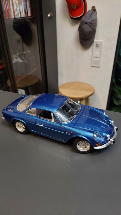 Модель  1/16 Alpine A110 Burago Italy