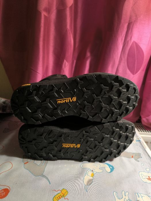 Новые ботинки с защитой от воды