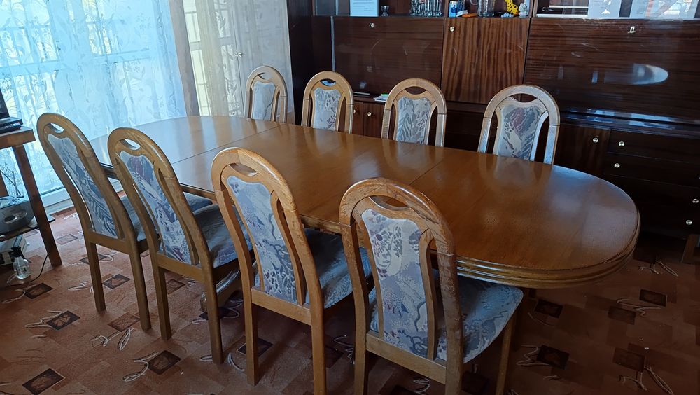 Stół z litego drewna wraz z 8 krzesłami