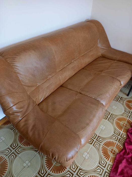 3 Sofás em pele castanho