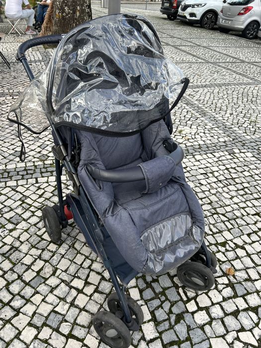 Carrinho Bébé com capota para a chuva em bom estaso