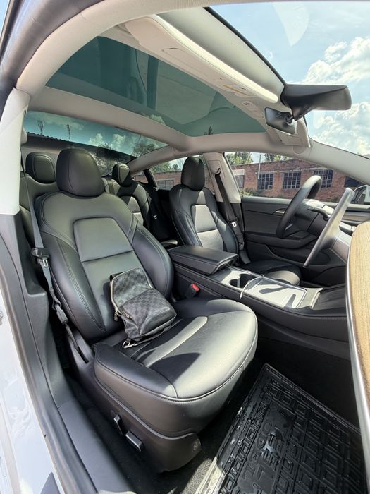 Tasla model 3 2022 рік Рест
