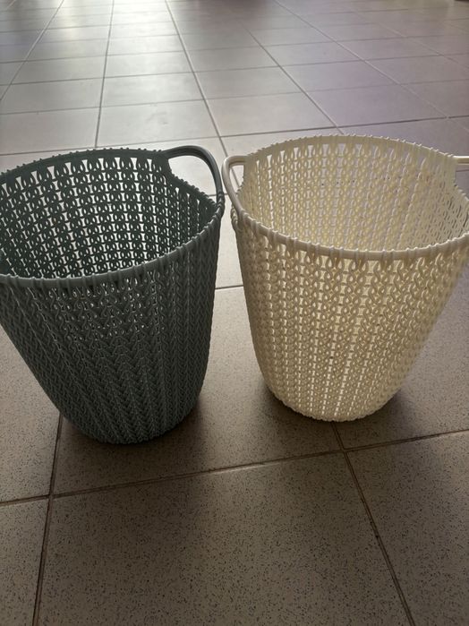 Baldes plástico cinza e branco