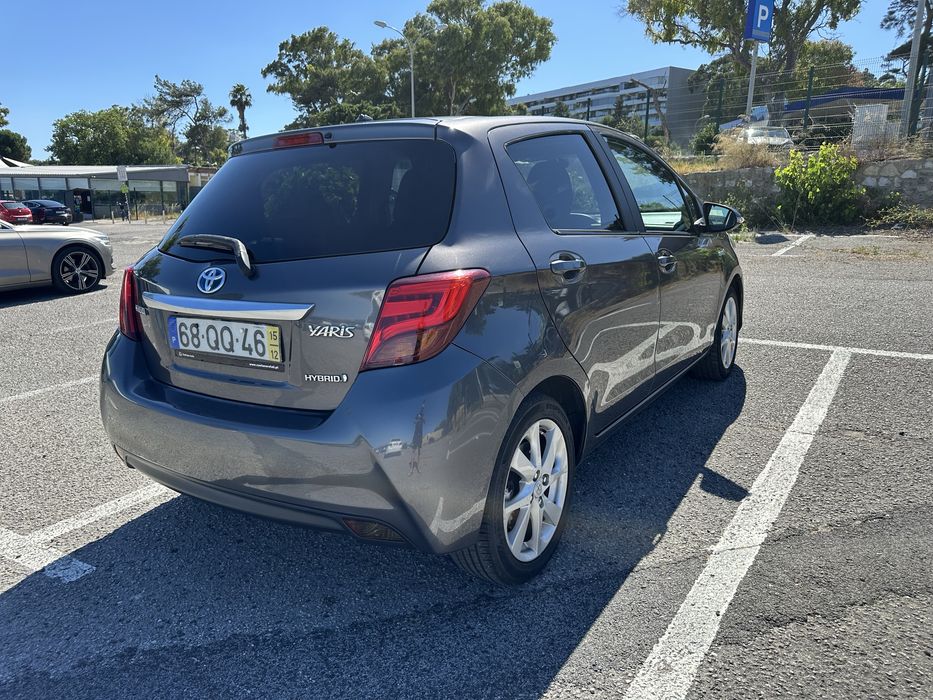 Toyota Yaris Hybrid • Económico