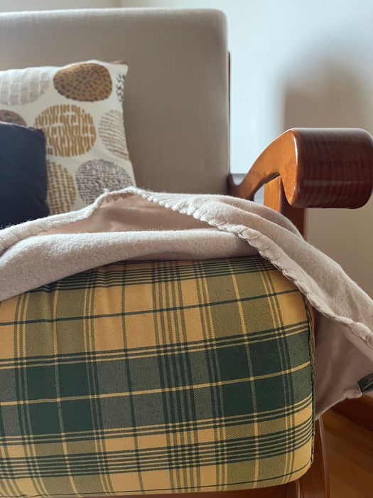 Cadeirão em madeira com almofadas