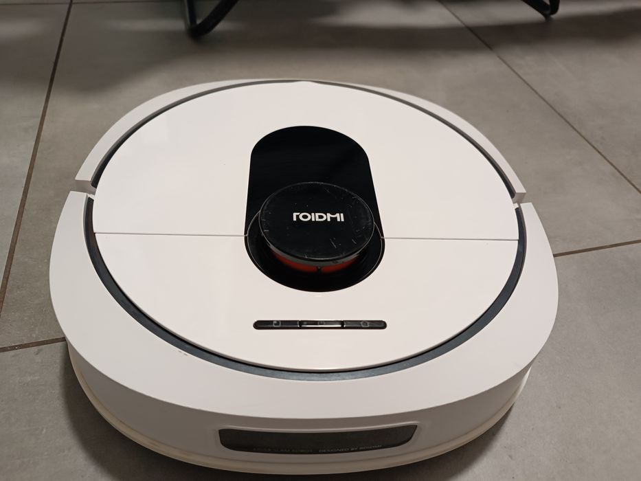 Robot sprzątający roidmi ewa z mapami