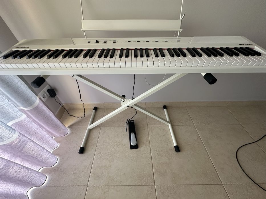 Piano Digital Alesis Recital 88 Teclas + Acessórios
