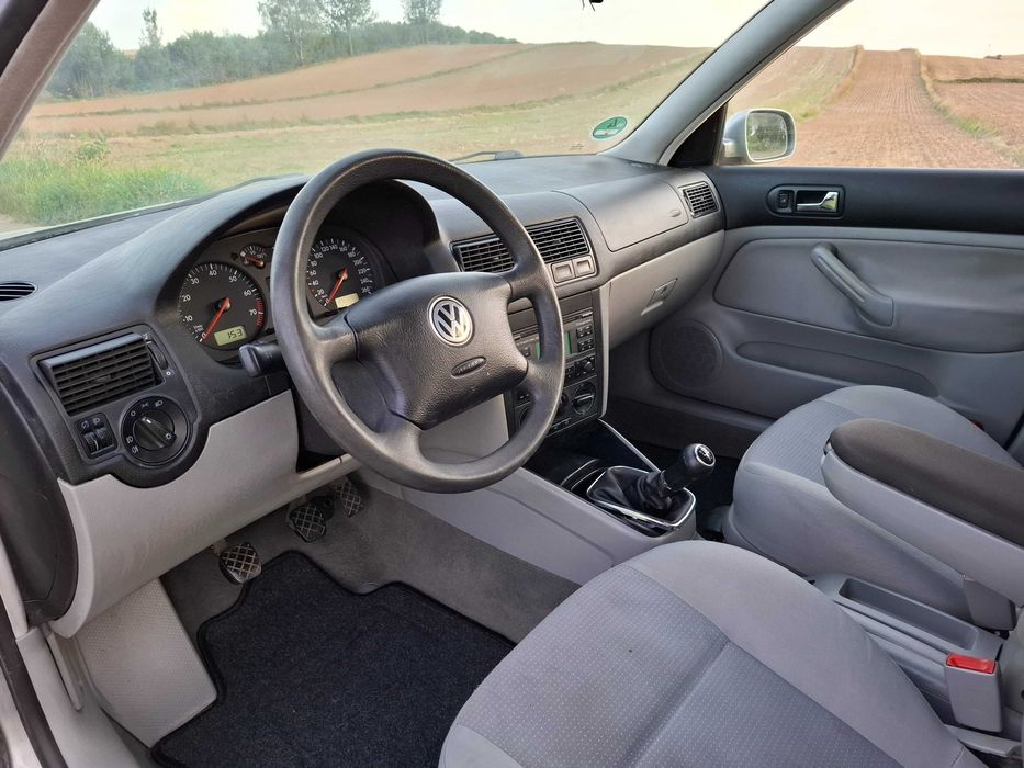 Golf IV**1.6 Benzyna**2002rok**5 drzwi**Opłacony**Klima