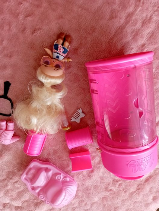 Lalka Lol z akcesoriami.
