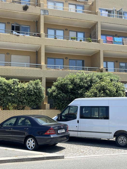 T2 Duplex totalmente renovado com 2 varandas e lugar de garagem a 200 m da praia .