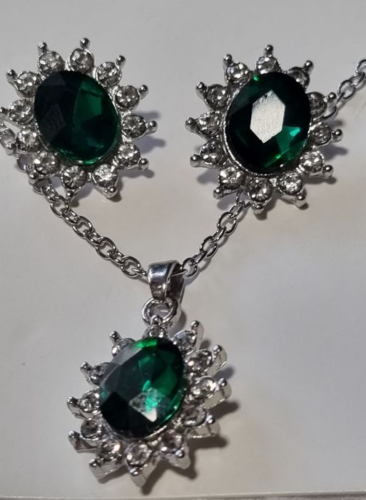 Zestaw biżuterii sztucznej zielonej