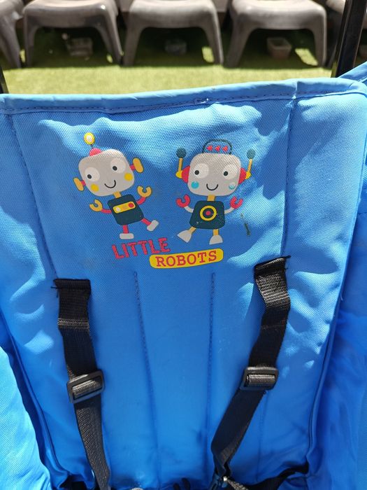 Carrinho de bebé dobrável azul com cinto de segurança e cesto
