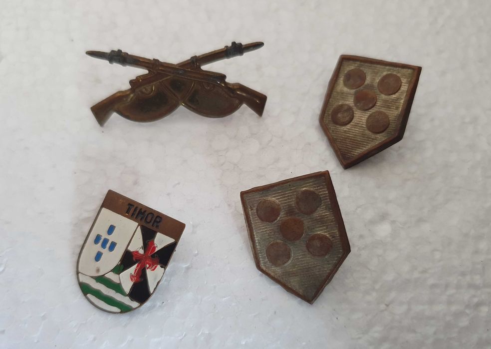 PINs / Crachás / Emblemas / Distintivos antigos - Exército Português