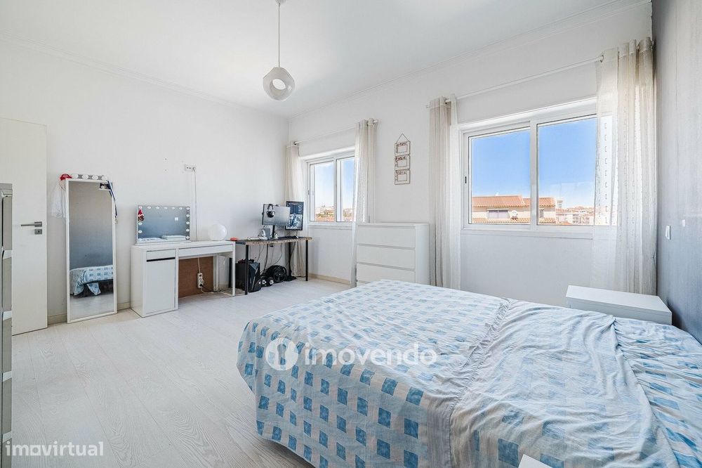 Apartamento T2 luminoso, totalmente remodelado, em Corroios
