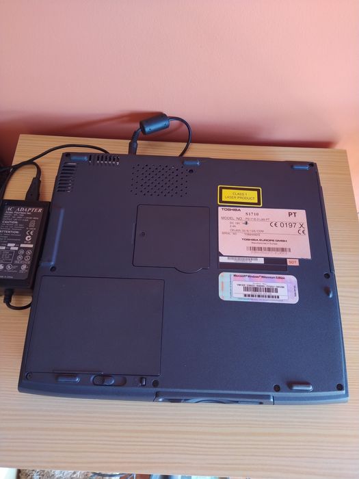 Portátil antigo Toshiba Windows 98 casa apartamento vivenda quarto sal