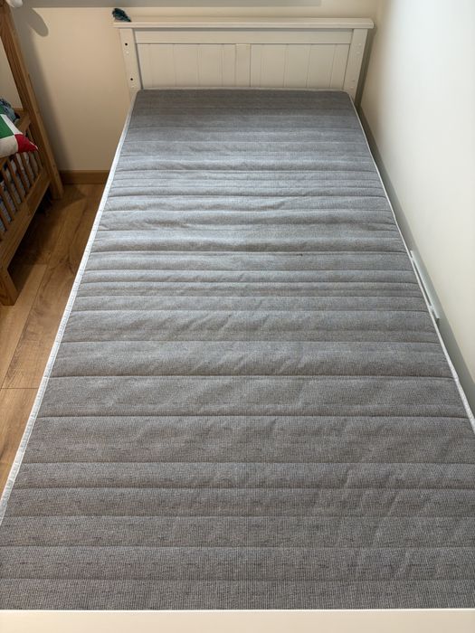 Łóżko z materacem 90x200