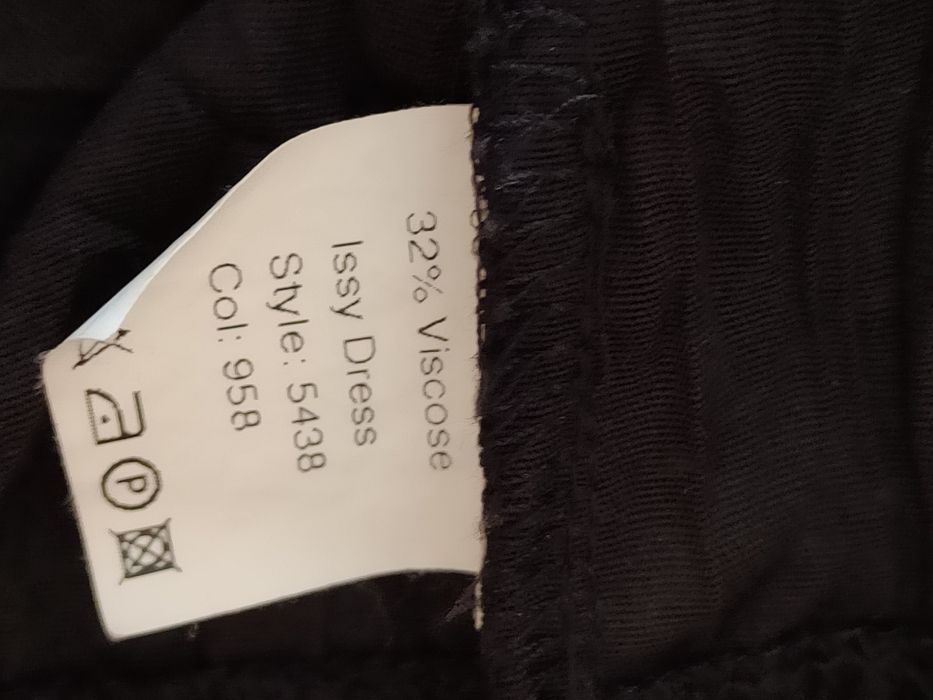 Sukienka damska z długim rękawem.