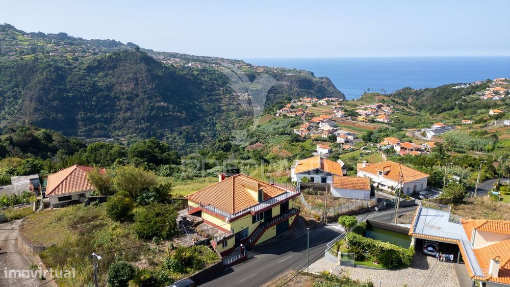 Moradia T3 com sótão, e terreno de 4.650 m² — Santana