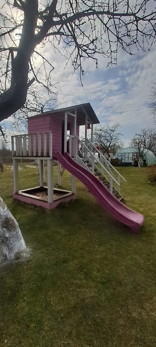 Domek ze zjezdzalnią i piaskownicą