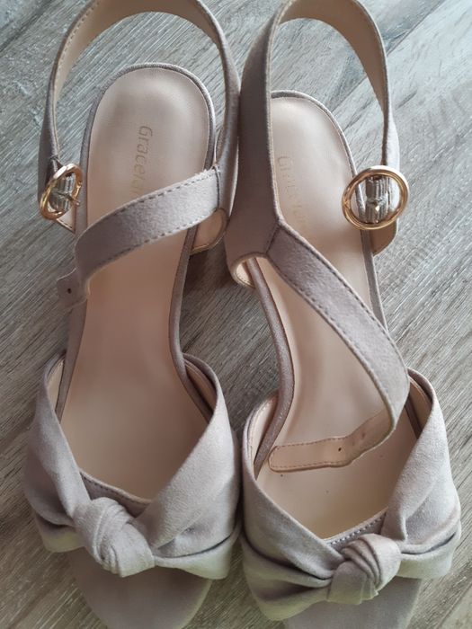 Sandały na obcasie, słupku