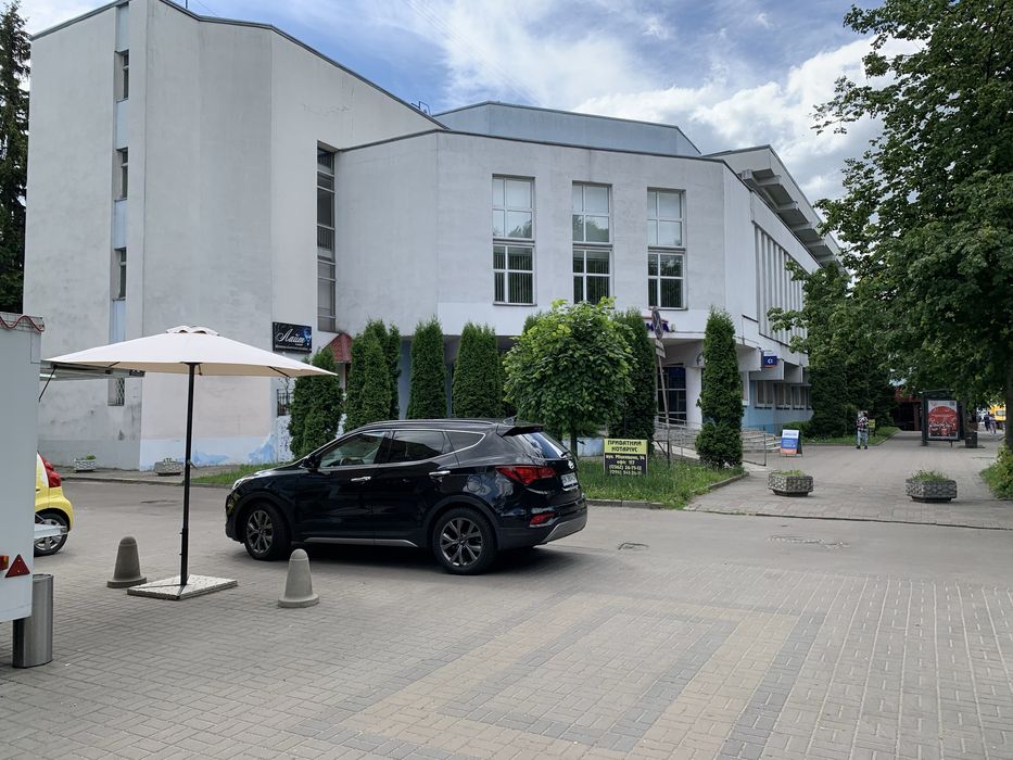 Продаю в центрі м. Рівне по вул. Міцкевича приміщення на першому поверсі з окремим входом на центральну вулицю (колишнє кафе КАШТАН) !!!