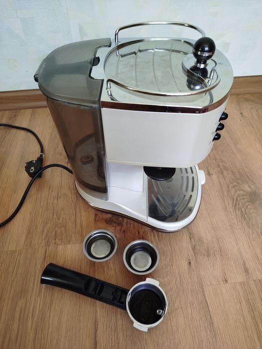 Кофеварка DeLonghi ECO 310 W