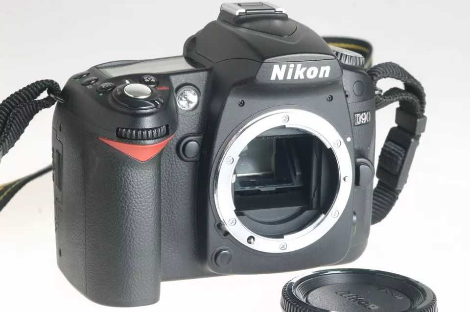 Nikon D90 12.3MP (Body Only), Like New, Porto64738946357635121