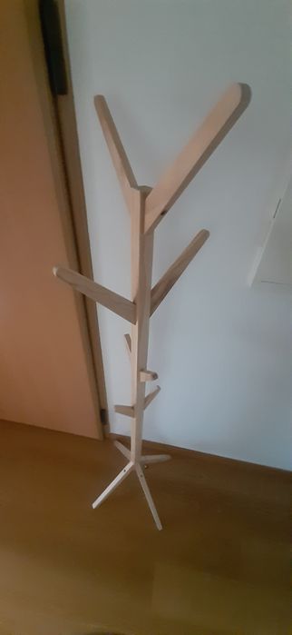 Cabide de pé em pinho