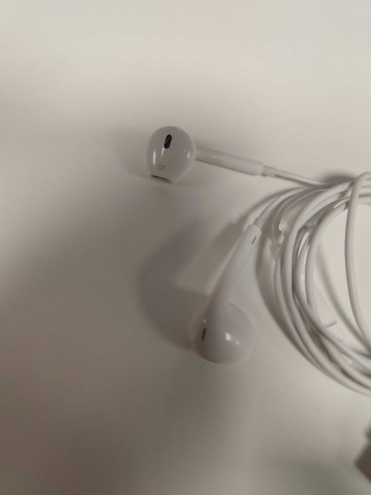 Auriculares EarPods APPLE (Lightning Connector)