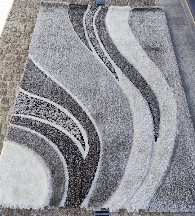 Carpete com contraste cinza/branca/preta
