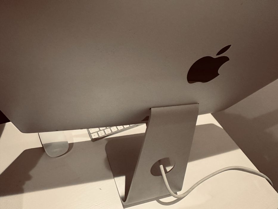 iMac 21,5” — Core i5, 8GB RAM, SSD 256GB