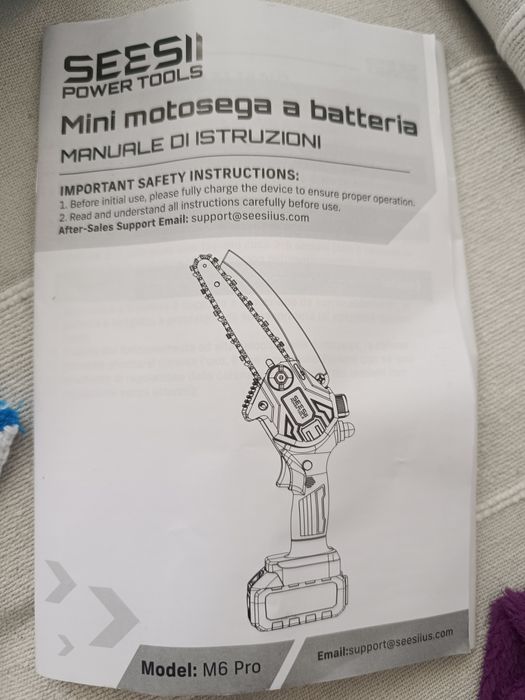 kit de mini motosserra elétrica a bateria (armazenado em uma maleta azul).