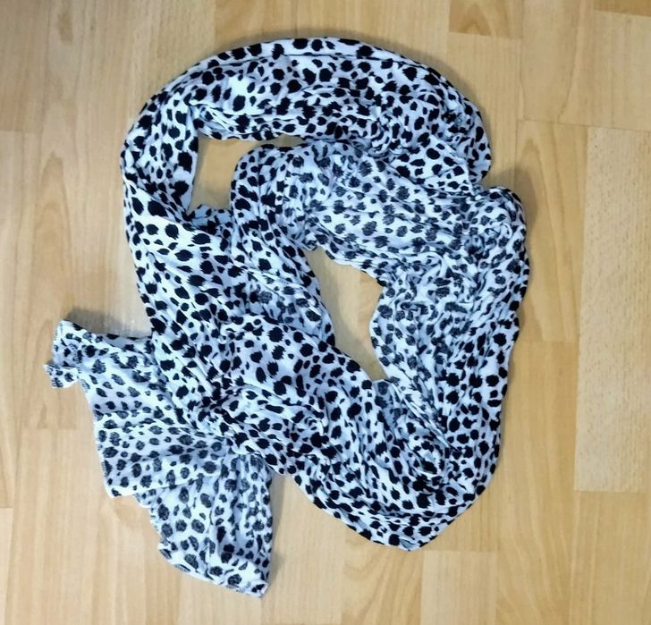 Шаль. Цвет леопард размер - 2 м × 90 см.  Коралл - 2 м.
